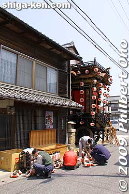 On April 19, ornate floats called hikiyama are taken out of their storehouses and prepared for the festival. 
Keywords: shiga koka minakuchi hikiyama matsuri festival floats  