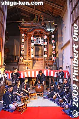 Minakuchi Hikiyama Festival is famous for Minakuchi-bayashi festival music with flutes, taiko drums, and bells. During the festival eve, they play the music in front of their floats in the storehouse. This is Komeya-machi. 米屋町
Keywords: shiga koka minakuchi hikiyama matsuri festival floats  