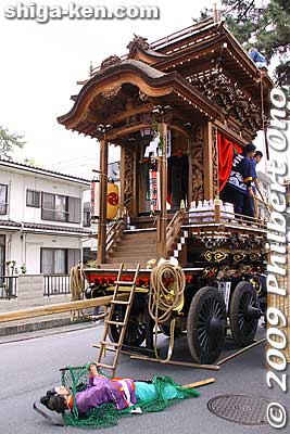 A Sugawara Michizane doll waiting to be lifted up on the Tenjin-machi hikiyama float.
Keywords: shiga koka minakuchi hikiyama matsuri festival floats  