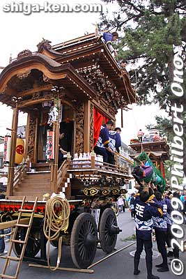 There he goes, up.
Keywords: shiga koka minakuchi hikiyama matsuri festival floats  