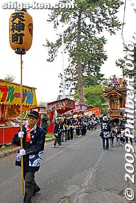 Tenjin-machi hikiyama float coming through.
Keywords: shiga koka minakuchi hikiyama matsuri festival floats  