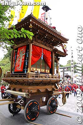 The Tamachi-Katamachi float entering Minakuchi Shrine.
Keywords: shiga koka minakuchi hikiyama matsuri festival floats  