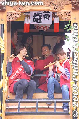 Tamachi-Katamachi float's flute players. Each float's musicians practice playing the Minakuchi-bayashi festival music every night from late March.
Keywords: shiga koka minakuchi hikiyama matsuri festival floats