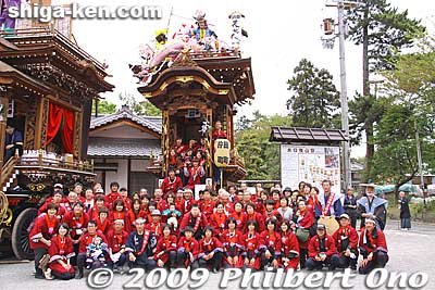 Group photo of Tamachi-Katamachi float.
Keywords: shiga koka minakuchi hikiyama matsuri festival floats 
