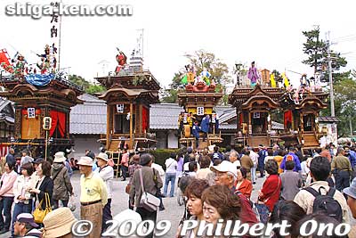 Five hikiyama are parked in the shrine.
Keywords: shiga koka minakuchi hikiyama matsuri festival floats 