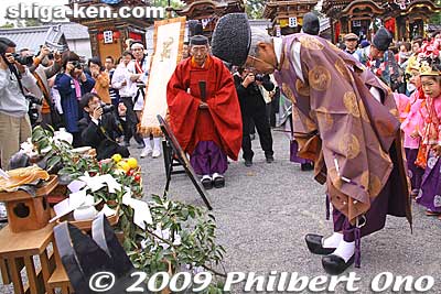 Shrine priests give prayers before the procession starts.
Keywords: shiga koka minakuchi hikiyama matsuri festival floats 