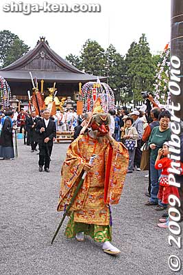 The procession to the Otabisho leaves Minakuchi Shrine.
Keywords: shiga koka minakuchi hikiyama matsuri festival floats 