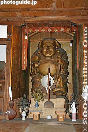 Shinobi Shrine has a statue of Daikokuten, one of the seven gods of good fortune. He is worshipped for good marriage, food, and prosperity. Made during the early Edo Period, it's Japan's largest wooden statue of Daikokuten. 大黒天
Keywords: shiga koka koga ninja village house ninjutsu
