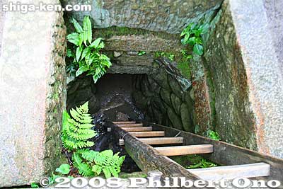 Ninja well with an escape tunnel which you can almost walk through.
Keywords: shiga koka koga ninja village house ninjutsu