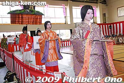 A pair of court ladies called the Nyoju (女嬬) who serve in the inner palace (後宮) and takes care of the Saio princess' daily living.
Behind is the Torimono-toneri (執物舎人) holding an umbrella is a ceremony attendant to the emperor and Imperial family.
Keywords: shiga koka tsuchiyama saio princess procession kimono women matsuri festival