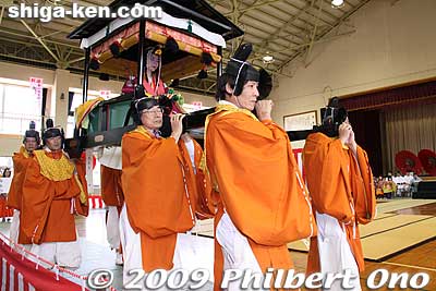 The Saio princess was an unmarried family member of the emperor, often the daughter. Chosen by divination, she was sometimes very young, like age 8. The palanquin bearers are called Yocho (輿丁) who were chosen from the best gentlemen. 斎王
Keywords: shiga koka tsuchiyama saio princess procession kimono women matsuri festival 