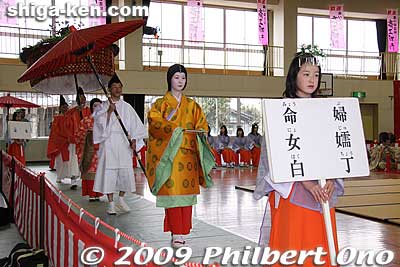 Following the Saio are more Myobu and Nyoju court ladies and the Hakucho guide in white.
Keywords: shiga koka tsuchiyama saio princess procession kimono women matsuri festival 