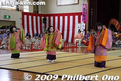 A dance by the Warawame child attendants. 
Keywords: shiga koka tsuchiyama saio princess procession kimono women matsuri festival japanchild