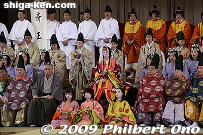 Posing for a photo.
Keywords: shiga koka tsuchiyama saio princess procession kimono women matsuri festival 