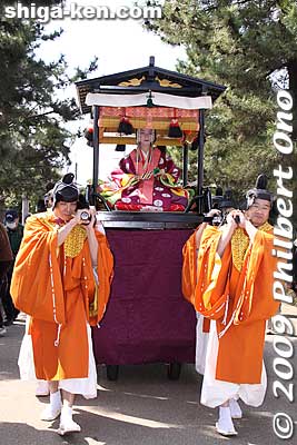 The Saio is actually on a wheeled cart.
Keywords: shiga koka tsuchiyama saio princess procession kimono women matsuri3 festival 