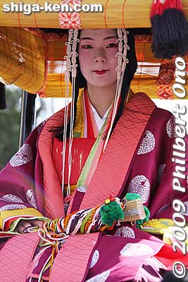 The Saio princess in her palanquin. Notice that the palanquin's screens on all four sides are rolled up.
Keywords: shiga koka tsuchiyama saio princess procession kimono women matsuri festival 