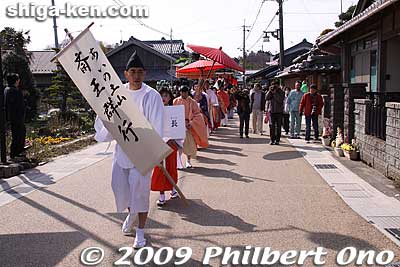 Saio procession through the town. I was surprised to see so few spectators even though this was really a gorgeous procession.
Keywords: shiga koka tsuchiyama saio princess procession kimono women matsuri festival 