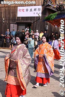 Another stop was made at the Maeno Community West Hiroba Square (前野集会所西広場) in front of Chianji (Chianzenji) Temple (地安禅寺).
Keywords: shiga koka tsuchiyama saio princess procession kimono women matsuri festival