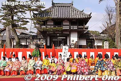 The backdrop was quite dramatic with the temple gate.
Chianji belongs to the Obaku-shu Chinese Zen sect. It also has a connection to the Imperial family.
Keywords: shiga koka tsuchiyama saio princess procession kimono women matsuri festival