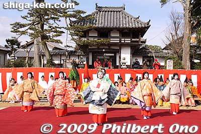 Again they danced the Dochu-mai. Same one as at the last stop.
Keywords: shiga koka tsuchiyama saio princess procession kimono women matsuri festival 