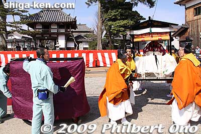 They carry her to the wheeled cart. Modern men are too weak to carry such a heavy palanquin.
Keywords: shiga koka tsuchiyama saio princess procession kimono women matsuri festival 