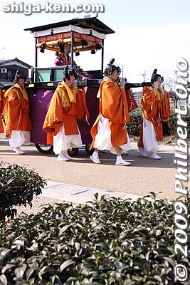Saio passing by tea field.
Keywords: shiga koka tsuchiyama saio princess procession kimono women matsuri festival 