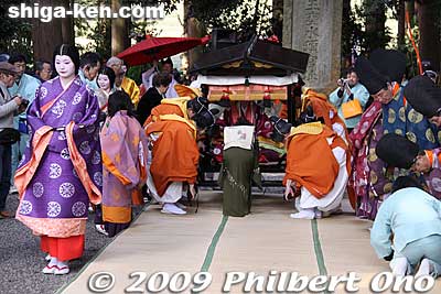 The Saio princess arrives at Tarumi Tongu.
Keywords: shiga koka tsuchiyama saio princess procession kimono women matsuri festival 