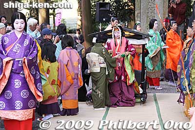 The Saio gets out of her palanquin.
Keywords: shiga koka tsuchiyama saio princess procession kimono women matsuri festival 
