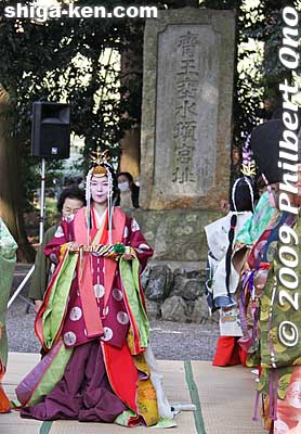 In the background is a stone monument marking the area as the site of the Tarumi Tongu palace.
Keywords: shiga koka tsuchiyama saio princess procession kimono women matsuri festival 