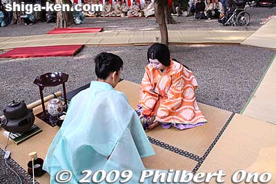 The tea bowl is brought to the tea master.
Keywords: shiga koka tsuchiyama saio princess procession kimono women matsuri festival