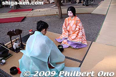 Then gives it to the attendant.
Keywords: shiga koka tsuchiyama saio princess procession kimono women matsuri festival 
