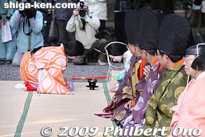 The tea is given to the Uneme (釆女) attendant in charge of food.
Keywords: shiga koka tsuchiyama saio princess procession kimono women matsuri festival 