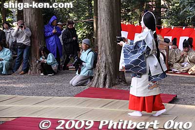 The Uneme takes the bowl of tea to the Saio.
Keywords: shiga koka tsuchiyama saio princess procession kimono women matsuri festival 