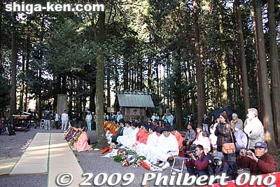Notice the little shrine in the background to mark the Tarumi Tongu site. 皆さん、大変お疲れさまでした。とても優雅なお祭りでした。皆に伝えます。
Keywords: shiga koka tsuchiyama saio princess procession kimono women matsuri festival 
