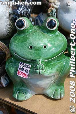 Frog is "Kaeru" which means to "return." A popular ornament at house entrances (exits) and gardens.
Keywords: shiga koka shigaraki pottery frog 