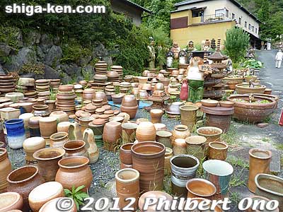Sotoen has a very large number of Shigaraki pottery pieces outside in park-like tract. All for sale. Shigaraki ware is known for its weather-resistance, so they are suited for gardens and outdoor use.
Keywords: shiga koka shigaraki sotoen pottery