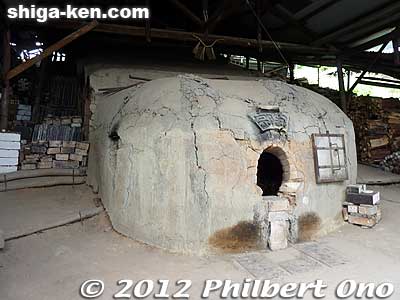 Sotoen's main attraction is this noborigama or sloping kiln. Japan's oldest noborigama. The bottom chamber is the furnace where they burn wood. 登り窯
Keywords: shiga koka shigaraki sotoen pottery