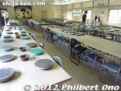 Another highlight of Sotoen was a pottery lesson for beginners. They have a huge pottery classroom.
Keywords: shiga koka shigaraki sotoen pottery