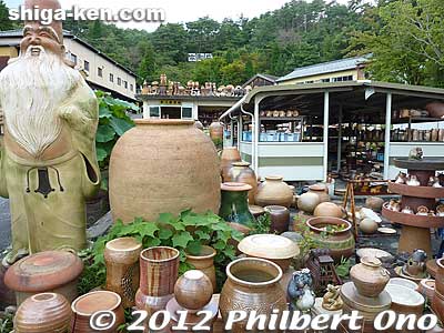 Pottery everywhere at Sotoen.
Keywords: shiga koka shigaraki sotoen pottery