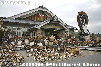 If you go to Shigaraki by car, you will see large pottery shops along the road catching your eye with giant tanuki and small tanuki armies.
Keywords: shiga koka shigaraki pottery tanuki raccoon dog dolls sculpture