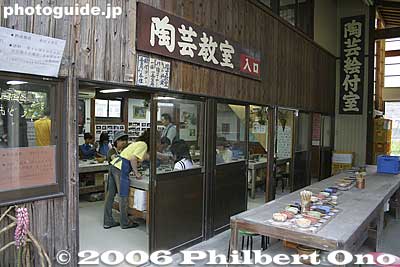 This pottery shop also offers pottery classes.
Keywords: shiga koka shigaraki pottery sculpture
