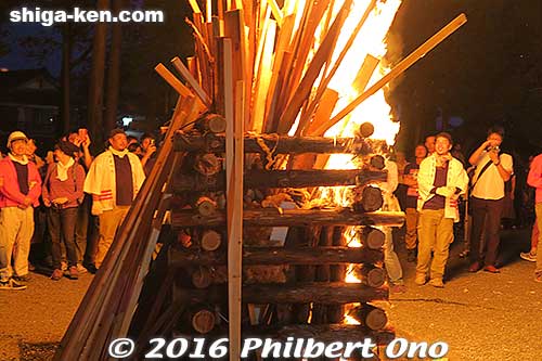 Since the wood pile had been drenched with kerosene, it lit up very quickly.
Keywords: shiga koka shigaraki fire festival matsuri