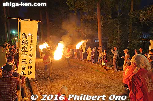First the large torches led the procession.
Keywords: shiga koka shigaraki fire festival matsuri