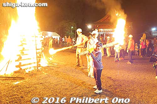 Now the kids light their torches and off they go.
Keywords: shiga koka shigaraki fire festival matsuri