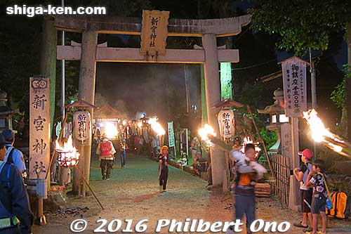 Torch bearers pass through the torii as they leave the shrine.
Keywords: shiga koka shigaraki fire festival matsuri