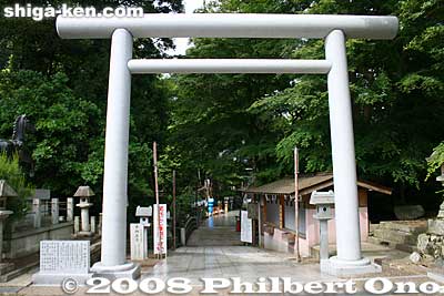 Tamura Shrine torii gate. The shrine is in northern Tsuchiyama-juku and dedicated to Shogun Sakaue Tamuramaro (758-811) who was famous for subjugating Ezo/Emishi rebels in the northeast Tohoku region.
Keywords: shiga koka tsuchiyama-cho tsuchiyama-juku tokaido station shukuba post stage town museum