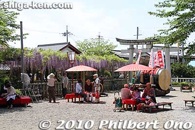 Zaiji Hachiman Shrine also offered a rest place where tea and sweets were served.
Keywords: shiga kora-cho takatora summit festival 