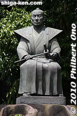In 1604 at age 30, the Tokugawa government called him to Edo to supervise the building of Zojoji temple (where many Tokugawa shoguns are buried). He also supervised the building of the famous Toshogu Shrine in Nikko. This same statue is at Toshogu Shrine.
Keywords: shiga kora-cho zaiji japansculpture