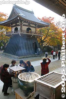 Bell tower and offertory box. In front of the temple hall.  鐘楼
Keywords: shiga prefecture higashiomi eigenji Eigenjifall autumn zen rinzai temple