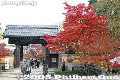 Front gate. The temple was first built in 741 as ordered by Emperor Shomu. It later became a Tendai Buddhist temple in 850. It is famous for "blood-red" maple leaves in autumn. [url=http://goo.gl/maps/dfcsh]Map[/url]
Keywords: shiga prefecture hatasho-cho koto sanzan kongorinji temple fall autumn colors kotosanzan